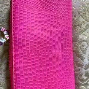 Pink leather zipper wallet by Marc Jacobs like new !